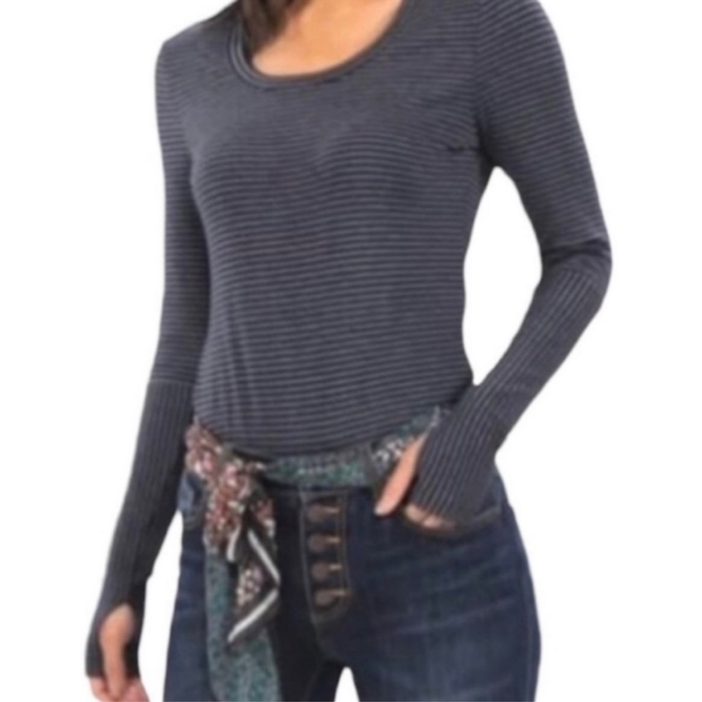 Cabi Wonder Tee #3808 navy with navy stripe and thumb holes Size Medium